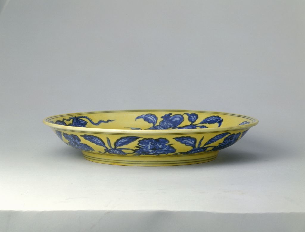 图片[1]-Yellow ground blue-and-white flower and fruit pattern plate-China Archive